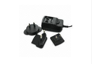 Hitam Universal AC Adaptor daya EN60950 / EN60065 dipertukarkan colokan